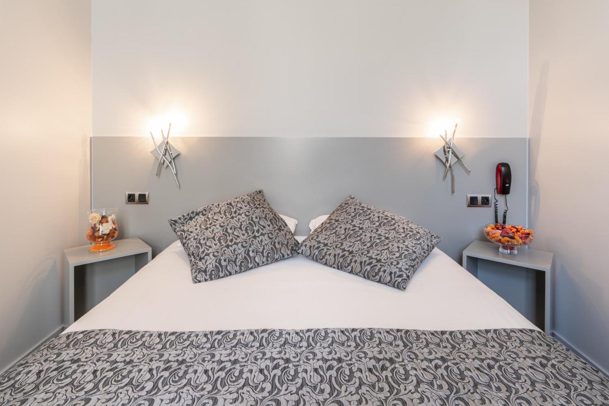 Hotel Des Ducs Alencon Bagian luar foto