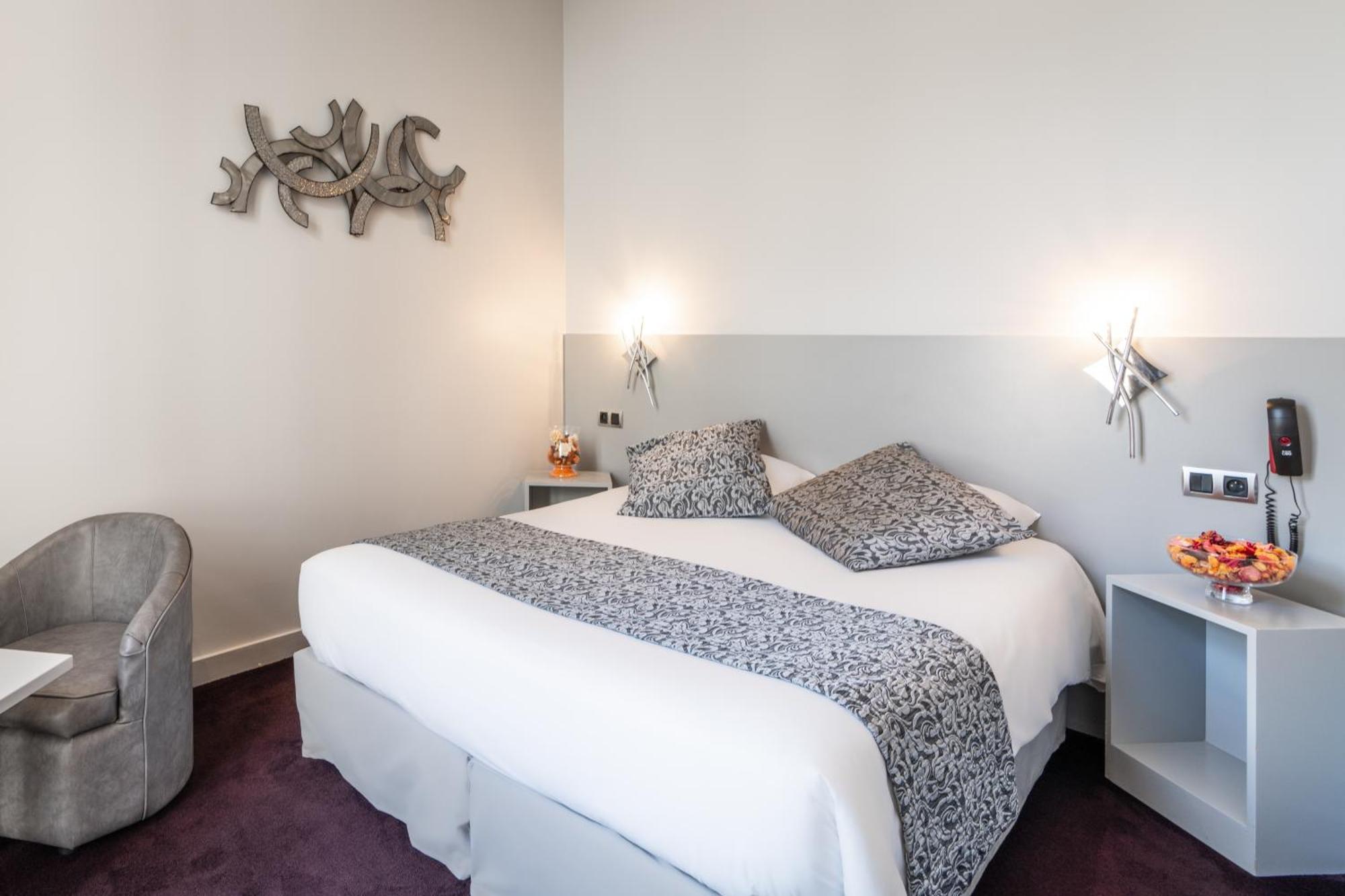 Hotel Des Ducs Alencon Bagian luar foto