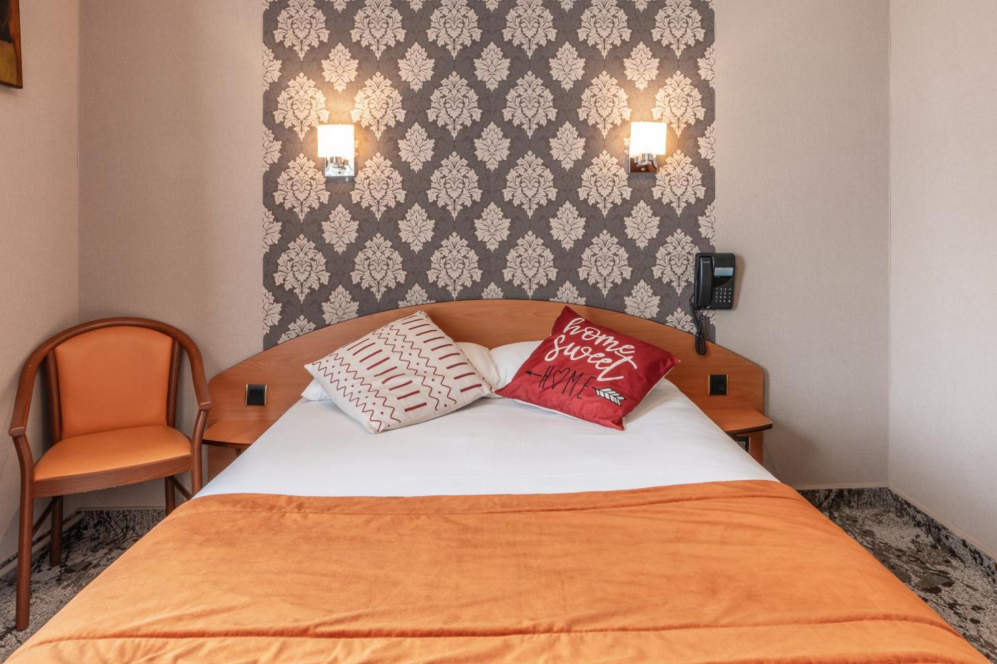 Hotel Des Ducs Alencon Bagian luar foto