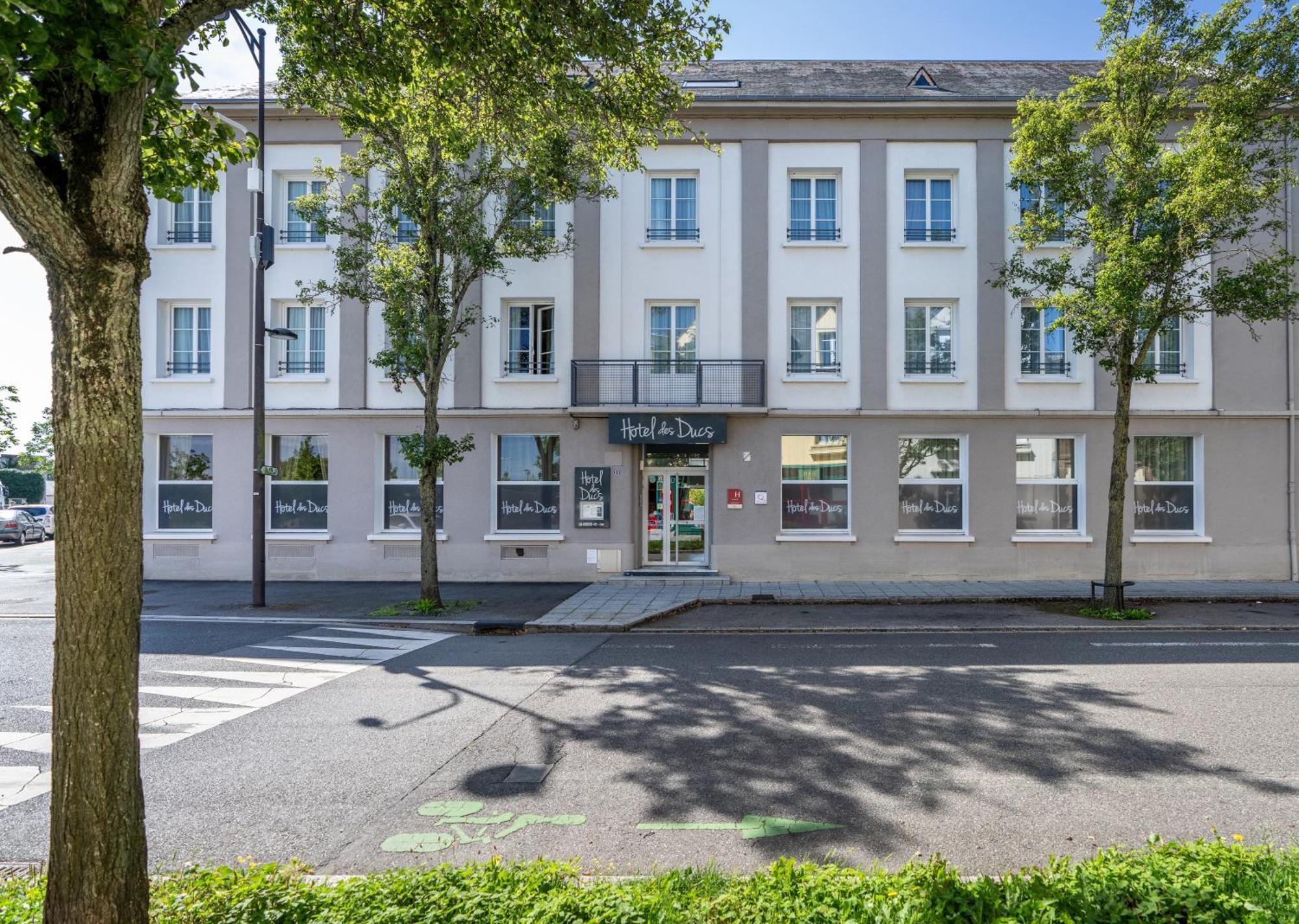 Hotel Des Ducs Alencon Bagian luar foto