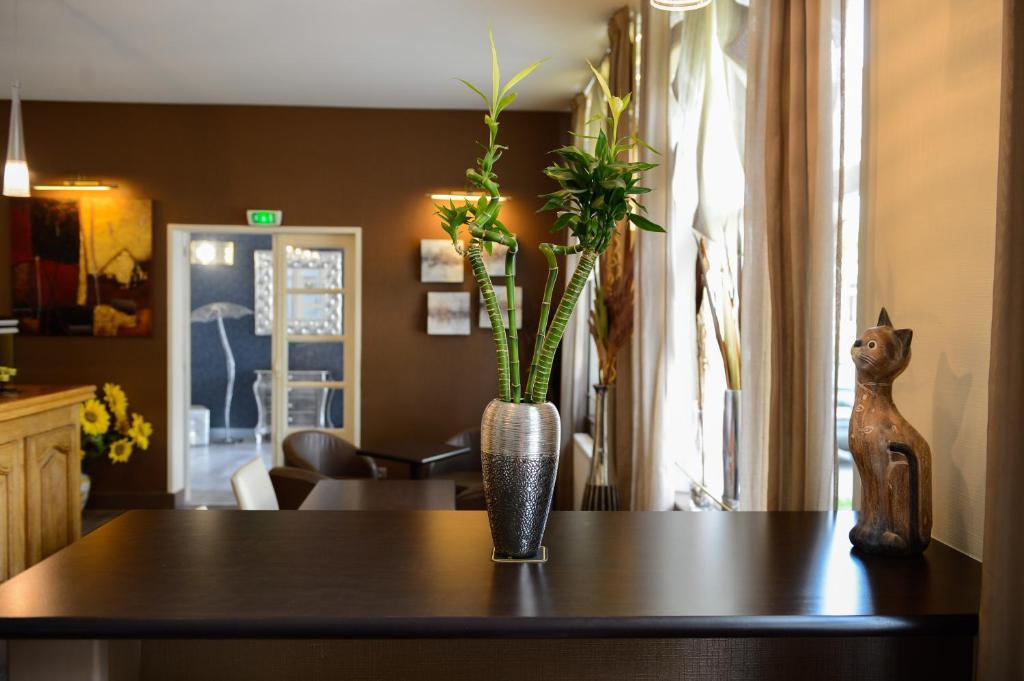 Hotel Des Ducs Alencon Bagian luar foto